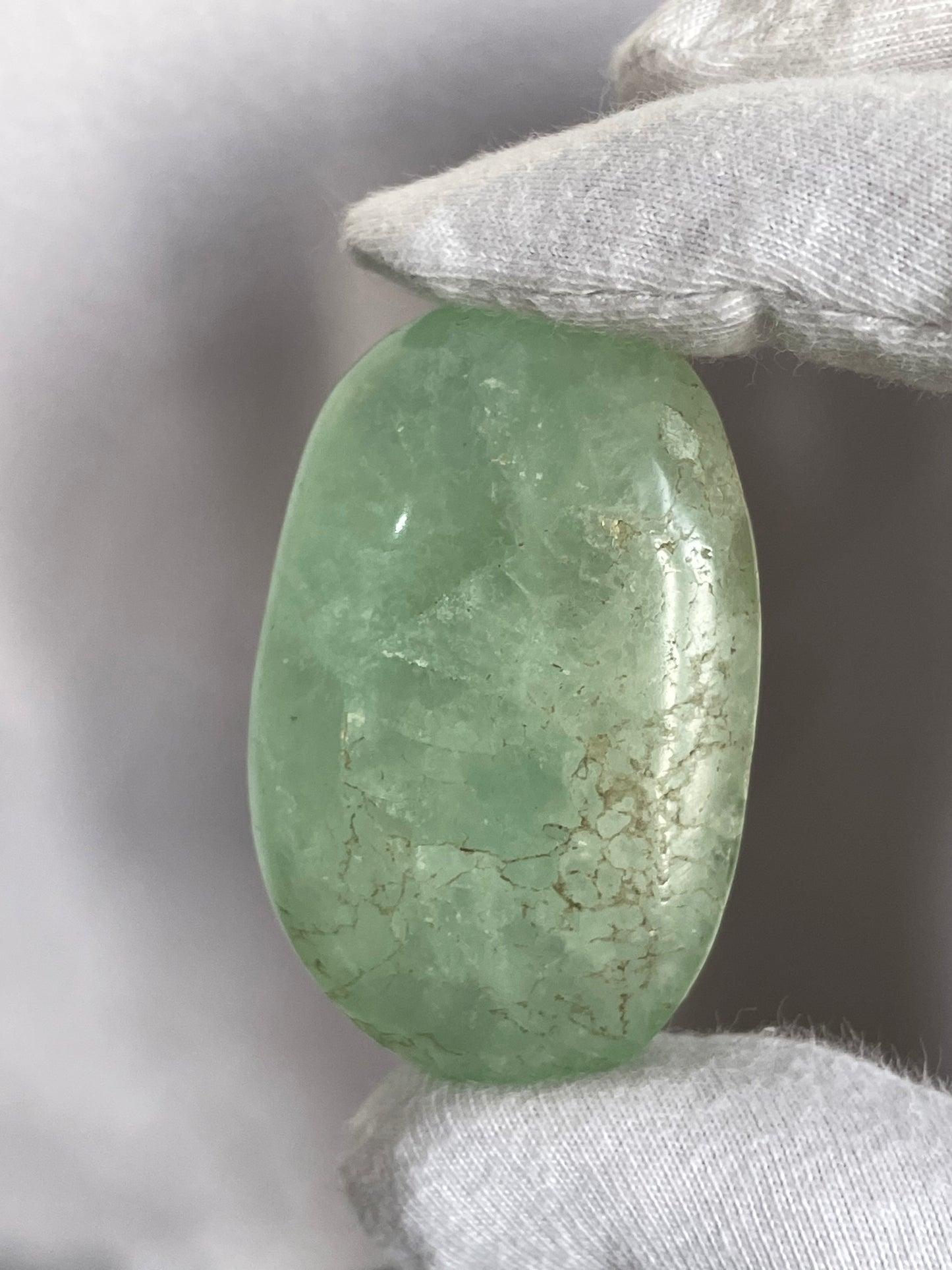 Green Fluorite Uv Reactive Crystal Gemstone Palm stone - S (E)