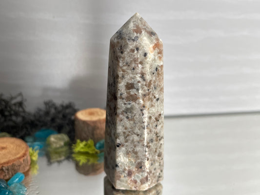 Yooperlite Fluorescent Sodalite Crystal Gemstone Tower Point (2)