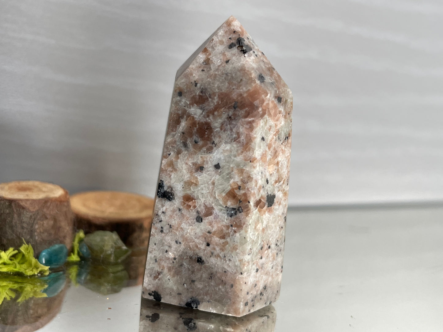 Yooperlite Fluorescent Sodalite Crystal Gemstone Tower Point (1)