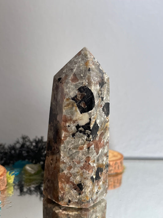 Yooperlite Fluorescent Sodalite Crystal Gemstone Tower Point (4)