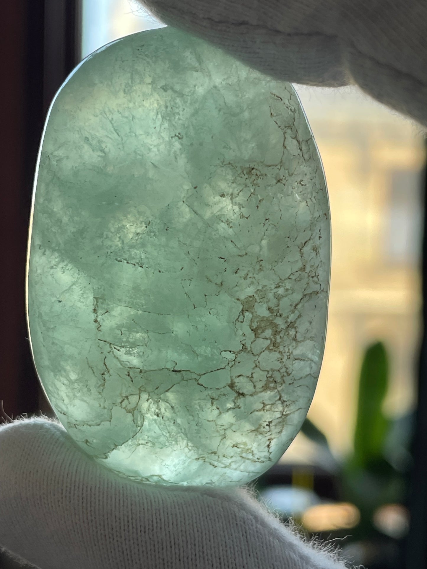 Green Fluorite Uv Reactive Crystal Gemstone Palm stone - S (E)