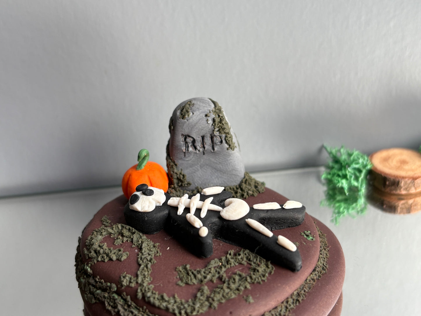 Spooky Graveyard Skeleton Pumpkin Circle Clay Sculpture