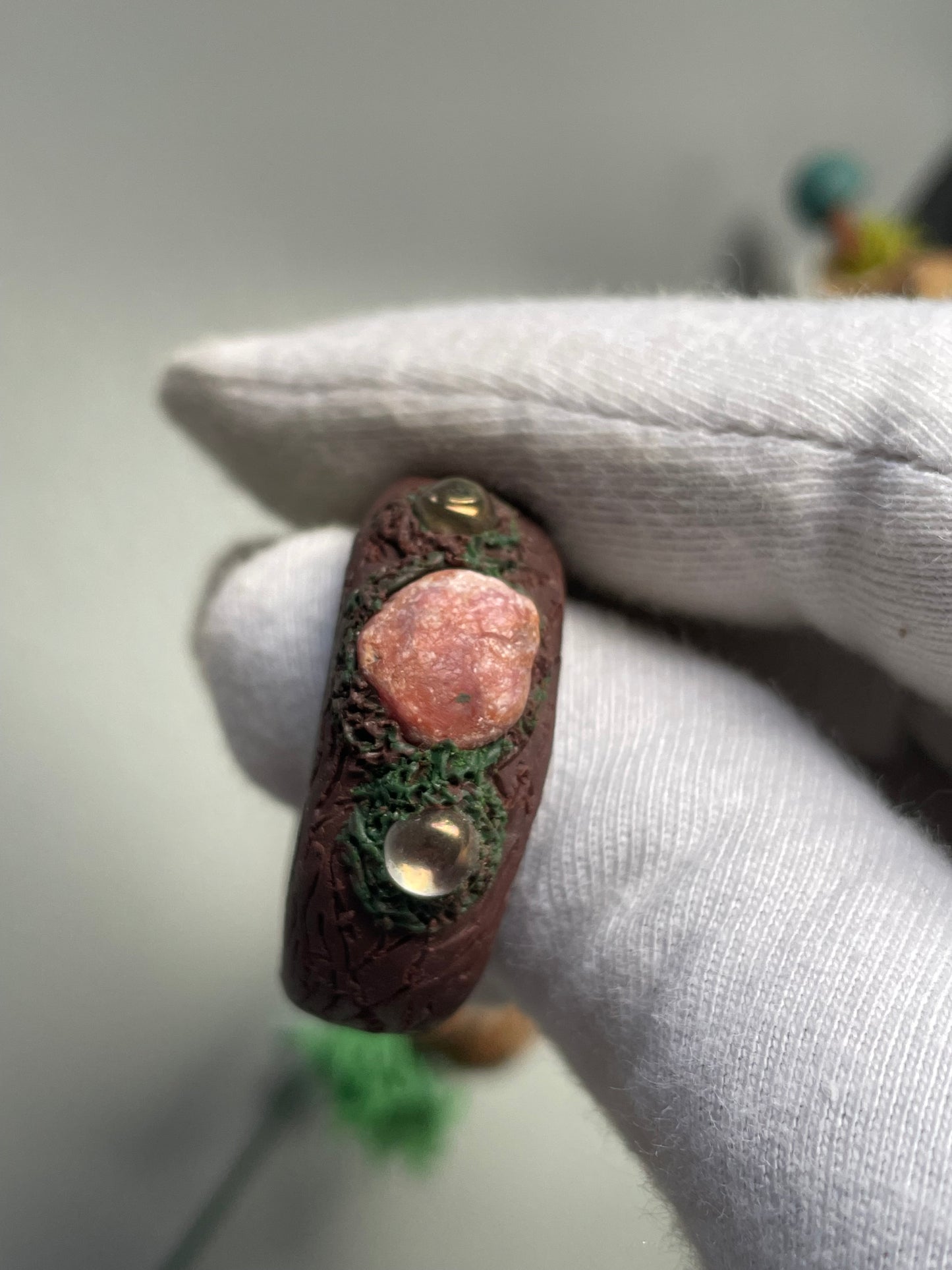 Rainbow Quartz Crystal Gemstone Sphere Clay Ruby Ring Holder Gift Set