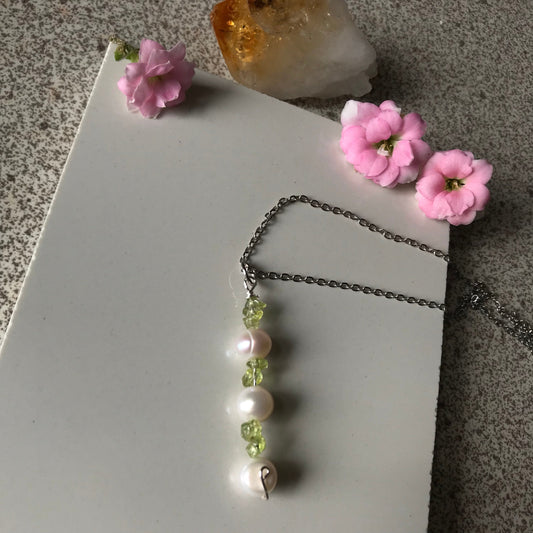 White Pearl & peridot rough Crystal gemstone silver necklace